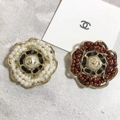 CHANEL  Yellow Gold  Brooch - 샤넬  여성용 18k도금 옐로우 골드 브로치  2색(브라운,화이트)