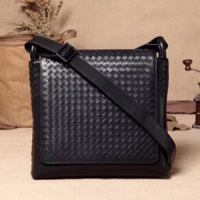 Bottega Veneta Leather Black Cross Bag,27.5cm - 보테가 베네타 레더 블랙 남성용 크로스백 M8250,BVB0136,27.5cm