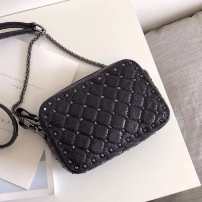 Valentino 2019 Leather Ruckstud Spike Camera Small Shoudler Bag,18.5CM - 발렌티노 2019 여성용 레더 락스터드 스파이크 카메라 스몰 숄더백 ,VTB0311,18.5CM,블랙