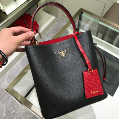 [매장판]Prada 2019 Double Saffiano Tote Shoulder Bag,23cm - 프라다 2019 여성용 두블레 사피아노 토트 숄더백 ,1BA212-10,23cm,블랙+레드