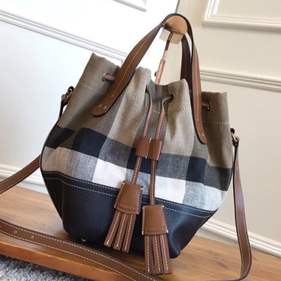 [데일리백]Burberry 2019 Canvas & Leather Bucket Tote Shoulder Bag, 28cm - 버버리 2019 캔버스&레더 버킷 토트 숄더백,BURB0115,28cm,블랙+브라운