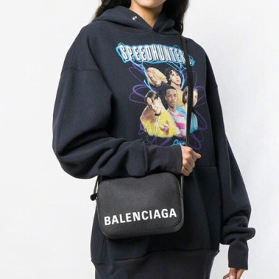 Balenciaga 2019 Leather Ville Camera Shoulder Bag,18cm - 발렌시아가 2019 레더 빌 카메라 숄더백,BGB0274,18cm,블랙