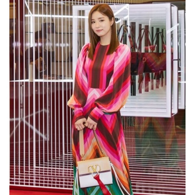 Valentino 2019 V-ring Large Leather Shoudler Bag,28.5CM - 발렌티노 2019 브이링 라지 여성용 레더 숄더백 ,VTB0516,28.5CM,화이트+베이지