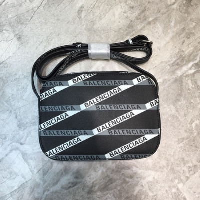 Balenciaga 2019 Leather Ville Camera Shoulder Bag,18cm - 발렌시아가 2019 레더 빌 카메라 숄더백,BGB0280,18cm,블랙