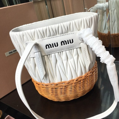 MiuMiu 2019 Nappa Leather and Wicker Bucket Tote Shoulder Bag,22cm - 미우미우 2019 나파 레더 위커 버킷 토트 숄더백,5BE021 , MIUB0198, 22cm,화이트