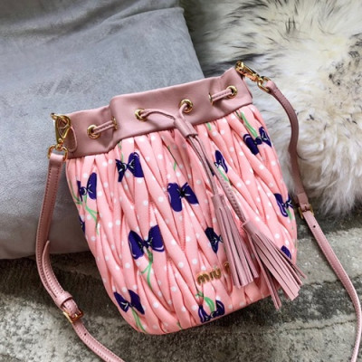 MiuMiu 2019  Matelasse Bucket Shoulder Cross Bag,18cm - 미우미우 2019 마틀라세 버킷 숄더 크로스백,5BE014, MIUB0212 , 18cm,연핑크