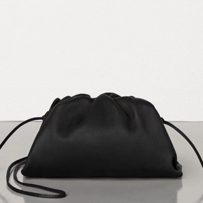 Bottega Veneta 2019 The Pouch Bag / Shoulder Bag,22cm - 보테가 베네타 2019 더 파우치 백 / 숄더백, 585852,BVB0242,22cm,블랙