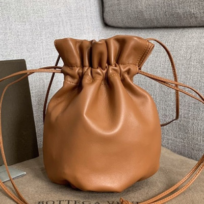 Bottega Veneta 2019 Pouch Bag / Bucket Shoulder Cross Bag,20cm - 보테가 베네타 2019 파우치 백 / 버킷 숄더 크로스백, 583774,BVB0321,20cm,브라운