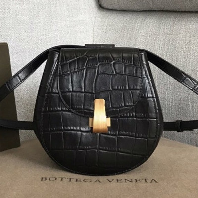 Bottega Veneta 2019 Pamellato Leather  Hip Sack / Cross Bag ,16cm - 보테가 베네타 2019 팔멜라토 레더 여성용 힙색 / 크로스백 576643,BVB0379,16cm,블랙