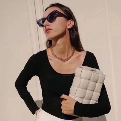 Bottega Veneta 2019 Padding Cassetta Leather Shoulder Bag,26cm - 보테가 베네타 2019 패딩 카세트 레더 여성용 숄더백 591970,BVB0402,26cm,화이트