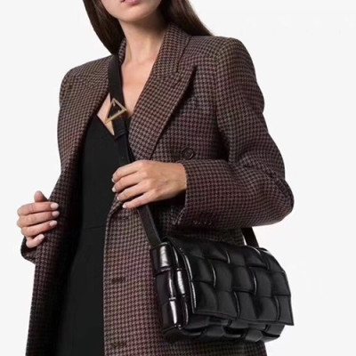 Bottega Veneta 2019 Padding Cassetta Leather Shoulder Bag,26cm - 보테가 베네타 2019 패딩 카세트 레더 여성용 숄더백 591970,BVB0404,26cm,블랙