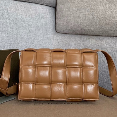 Bottega Veneta 2019 Padding Cassetta Leather Shoulder Bag,26cm - 보테가 베네타 2019 패딩 카세트 레더 여성용 숄더백 591970,BVB0422,26cm,카멜