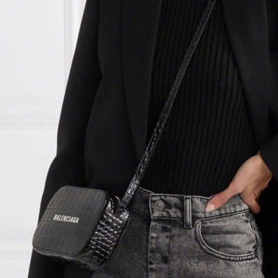 Balenciaga 2020 Leather Ville Camera Shoulder Bag,18cm - 발렌시아가 2020 레더 빌 카메라 숄더백,BGB0556,18cm,블랙